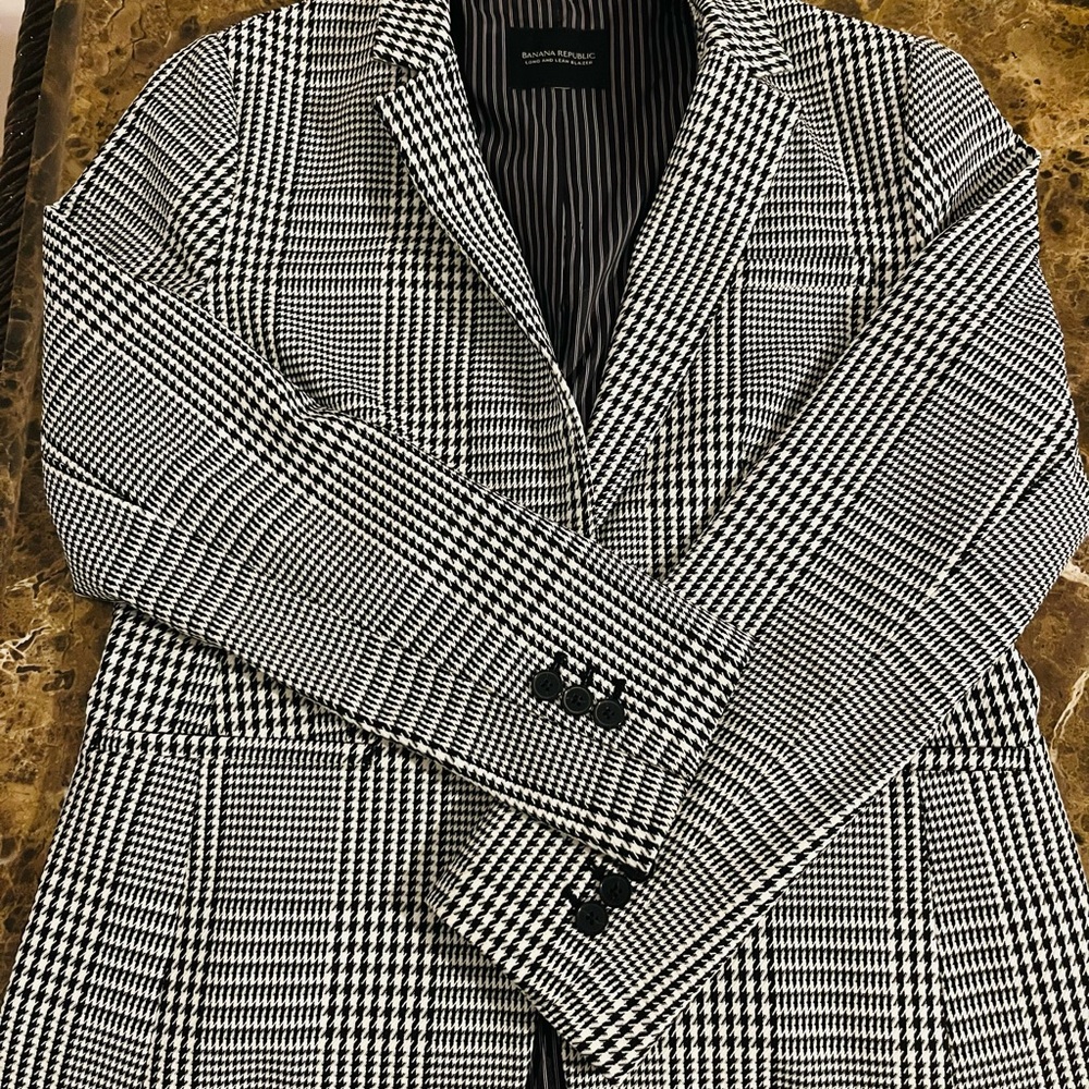 Banana Republic Black and White houndstooth two-piece suit